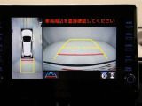 パノラミックビューモニターを装備。駐車場や交差点でクルマを真上から見るように周囲を確認できます。機能の詳細は販売店スタッフまでおたずねください。