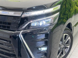 【LEDヘッドライト】悪天候や夜間走行時も良好な視界を確保し安心して運転できる高輝度LEDヘッドライトを装備!点灯速度が早く、消費電力も抑えられています。