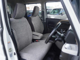 【清潔感のある運転席&助手席】隅々までクリーニングの行き届いた運転席&助手席。目立ったシミや汚れ等もございません。