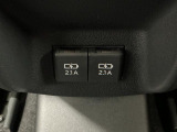 【後席用USBチャージャー】後ろに乗車される方にうれしい装備!使いやすい位置に装備されております♪