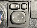 【電動格納ミラー】サイドミラーは電動格納式となっており、狭い駐車場でもキズがつくリスクを抑えられます。