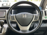握りやすいステアリングは、運転操作をスムーズにします。オーディオや通話機能など、便利なスイッチ類も配置され、快適なドライビングをサポート。