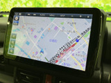 画面に地図が表示され、現在地や周辺の道路を確認しやすいナビゲーションです。タッチ操作で画面を扱いやすく、初めて訪れる場所へのお出かけや日常の移動にも役立ちます。