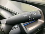 レバー上の表示がひと目で確認でき、必要な操作を把握しやすい仕様です。運転姿勢を保ったまま手元で扱えるため、交差点や車線変更時の操作にも役立ちます。