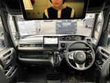 運転席まわりは各部が見渡しやすく、前方の視界も確保しやすいレイアウトです。シートに座った際も周囲を確認しやすく、黒を基調とした室内は落ち着いて過ごせる空間です。
