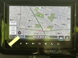 現在地周辺の道路や施設が画面上に表示され、目的地までの道順を確認する際に便利です。地図を見ながら移動先を把握しやすく、日常のお出かけをサポートします。