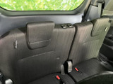 三列目には複数人で座れるシートを備え、後席まで乗車できる室内レイアウトです。窓から外の明るさを取り込み、ヘッドレストやシートベルトも備わっているため、同乗者を迎えられます。