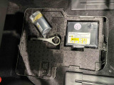助手席足元には応急パンク修理セットが備わっています