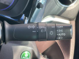 【オートライト(AUTO)】外の明るさをシステムが感知して、自動でヘッドライトが点灯します。ヘッドライトをつけ忘れを防ぐ便利機能です。