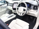 適度な包まれ感がありながらも見晴らしの良いインテリア 大型センターディスプレイは運転席側に向けられており、操作感や視認性も良好です