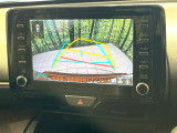 【バックカメラ】駐車時に後方がリアルタイム映像で確認できます。大型商業施設や立体駐車場での駐車時や、夜間のバック時に大活躍!運転スキルに関わらず、今や必須となった装備のひとつです!