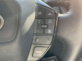 【レーダークルーズコントロール】前方の車両の距離を検知しながら速度を一定に保つ機能です。前方の車両の距離を感知して車間を保つ機能も備わっているので、高速道路の運転も楽々です!