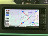 地図を表示できるナビゲーションを備え、現在地や周辺の道路を確認しながら目的地までの道のりを把握できます。画面脇のボタンも配置され、日々のお出かけをサポートします。