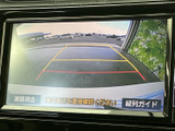 後方の映像に加えて目安となるガイド線が表示され、駐車時の後方確認をサポートします。周囲を直接確認しながら画面も活用でき、車庫入れや狭い場所での操作に役立ちます。
