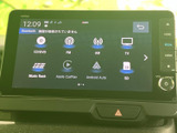 画面からラジオや音楽、スマートフォン連携などを選べる構成で、用途に合わせて使い分けられます。画面表示と本体のボタン類がまとまり、日常の移動中にも確認しやすい配置です。