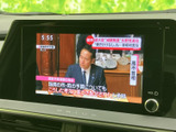 テレビ映像を画面で視聴できる装備です。停車中の休憩時間などにニュースや番組を楽しめるため、車内で過ごすひとときにも役立ちます。視聴は安全に配慮し、停車中にご利用ください。