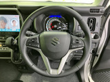 ステアリングには複数のスイッチがまとまり、運転姿勢を保ちながら手元で各種操作を行いやすい構成です。メーターも正面に収まり、運転中の情報確認を助けます。