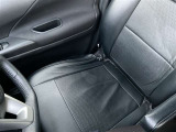 運転席の画像です。足元やシートまわりに余裕があり、リラックスした姿勢で運転が可能です。視界も良好で操作系へのアクセスもしやすく、快適で安心感のあるドライブをサポートします。