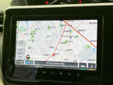 地図上に道路や周辺施設が表示され、目的地までのルート確認に役立ちます。画面内の案内表示も見やすく、慣れない場所へのお出かけをサポートします。