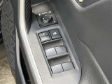 【パワーウィンドウ集中スイッチ】運転席のパワーウィンドスイッチ位置には運転以外の窓の開閉・ロック機能も付いています