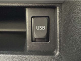 USB接続による音楽再生が可能です。また、充電用USBポート付き。スマートフォンやタブレットなどの充電に便利です。