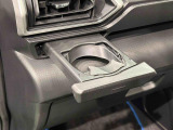 プッシュ式オートオープンカップホルダーが助手席にも装備