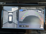 後方確認をサポートするモニターは、安全な運転に貢献。狭い道や駐車時も安心です。