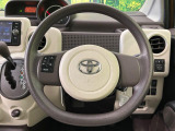 インテリアに合わせたデザインのステアリングは、運転される方のことも考え、運転しやすい形状、大きさです。是非一度、実際に触ってお確かめください。