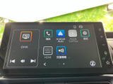 画面からテレビや電話、Android Auto、Apple CarPlayなどのメニューを選べます。交通情報やHDMI、設定にも対応し、目的に合わせて使い分けられます。