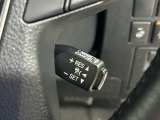【レーダークルーズコントロール】ミリ波レーダーが車間距離を測って設定車速内で車速に比例した車間距離を保ちながら追従走行する装置で近づきすぎたときは自動でブレーキし、離れすぎたときには自動増速もする。