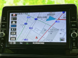 地図上に道路や周辺施設が表示され、現在地周辺を見ながら目的地を探せます。画面上で地域の位置関係を把握しやすく、初めて訪れる場所へのお出かけにも便利です。