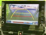 後方の映像に加えて目安となるガイド線が表示され、駐車時に車両周辺を確認する際に役立ちます。画面内で後方の状況を把握しやすく、駐車をサポートする便利な装備です。周囲を確認しながらご利用ください。
