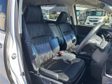【運転席】座り心地が良いシートなので長時間の運転でも快適にお過ごしいただけます。新品のフロアマットのご注文も可能です。掲載箇所以外にご希望の写真がございましたらお気軽にお問い合わせ下さい。