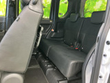 広々とした2列目シートは、ゆったりとくつろげる空間。長距離移動も快適にお過ごしいただけます。