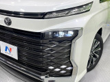 【LEDヘッドライト】悪天候や夜間走行時も良好な視界を確保し安心して運転できる高輝度LEDヘッドライトを装備!点灯速度が早く、消費電力も抑えられています。