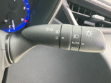 手元で確認しやすい表示を備えたレバーで、運転中の必要な操作をスムーズに行えます。操作位置がステアリング脇にまとまり、前方を意識しながら使いやすい配置となっています。