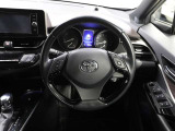 各操作スイッチなどもハンドルから手を放すことなく操作可能で安全運転に支援いたします!