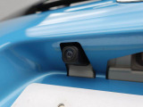 後退時に車両の後ろ側をモニター画面に表示します。車庫入れなどでバックする際に後方確認ができて便利です。車庫入れが苦手な人もこれで安心。