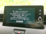大きな画面に案内が表示され、周辺のボタンやダイヤルから各種操作を行える構成です。画面上には安全に関する案内も表示され、目的に合わせて使い分けられます。