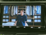 画面ではテレビ映像を表示でき、停車中の待ち時間にも映像を楽しめます。画面が見やすい位置にまとまり、音量などの操作ボタンも周囲に配置されているため、停車時に使いやすい装備です。