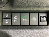 運転席から確認しやすい位置にスイッチ類が並び、各機能の操作部をひと目で把握しやすい構成です。表示やアイコンを見分けやすく、必要な設定を確認する際にも便利です。