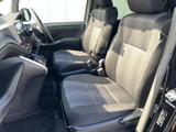 前席は運転席と助手席が並び、座面と背もたれの柄が空間に落ち着きを添えています。足元にもゆとりが感じられ、周囲を見渡しやすい視界で、日々の移動を快適に支えます。