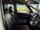 運転席の画像です。足元やシートまわりに余裕があり、リラックスした姿勢で運転が可能です。視界も良好で操作系へのアクセスもしやすく、快適で安心感のあるドライブをサポートします。