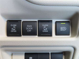 両側パワースライドドア付きだから、狭い駐車スペースなどでの 乗り降りラクラク!小さなお子さまのいるご家庭には嬉しい装備。