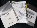 メンテナンスノート、取扱説明書です。 その車の整備記録が事細やかに記録されています。 車が生まれてから今までどのような道を歩んできたのか判るとても重要な物ですよ。