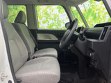 運転席からの視界は広く、運転操作もスムーズに行えます。座り心地の良いシートで、長距離運転も疲れにくいでしょう。