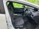 ゆとりある前席まわりは、運転席と助手席の乗り降りがしやすい開口部も魅力。シートや足元がすっきりまとまり、前方の視界も確保されているため、毎日の移動を快適に支えます。