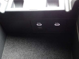 【充電用ポート】2口装備。スマートフォンなどを2台同時に充電でき、移動中のバッテリー切れ対策に便利です。家族や友人とのお出かけ、長距離ドライブで活躍します。