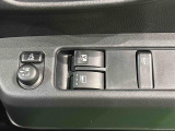 運転席側にはリモコンドアミラースイッチ。前席にはパワーウィンドー装備。運転席は挟み込み防止機能付き。