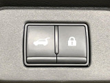 【パワーバックドア】スマートキーや運転席のボタンを押すだけでリアゲートが自動で開閉します!荷物を持っている時や、高い位置にあるバックドアを閉める際に便利な機能です♪